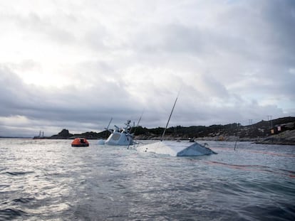 La fragata noruega 'KNM Helge Ingstad' casi hundida en el norte de Bergen.