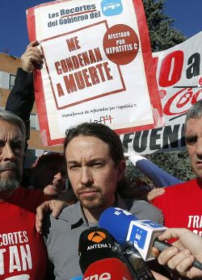 Pablo Iglesias, de Podemos, realiza declaraciones a los medios durante la visita a los afectados por hepatitis C en el Hospital 12 de octubre.