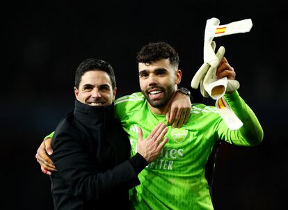 Mikel Arteta felicita a David Raya tras la tanda de penaltis ganada ante el Oporto, este martes en Londres.