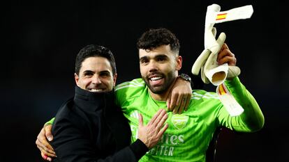 Mikel Arteta felicita a David Raya tras la tanda de penaltis ganada ante el Oporto, este martes en Londres.