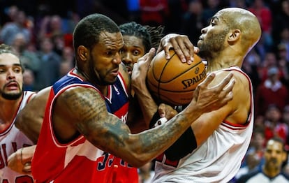 Booker y Gibson  luchan por el bal&oacute;n.