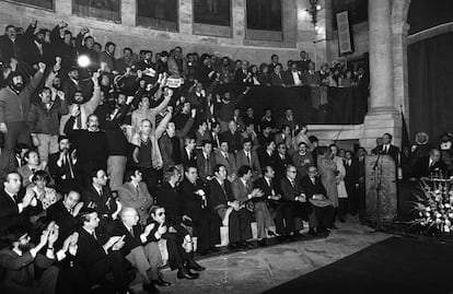 Miembros del servicio del orden de las instituciones vascas desalojan de la Casa de Juntas, por indicación del presidente del Parlamento vasco, Juan José Pujanas, a los representantes de Herri Batasuna que, entonando el 'Eusko gudiarak' intentaron interrumpir el discurso del Rey.