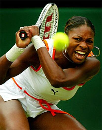 Serena da un golpe de revés durante la final ante su hermana Venus.