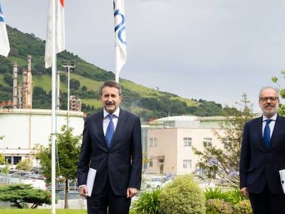 En la refinería de Petronor, su presidente, Emiliano López Atxurra, el consejero delegado de Repsol, Josu Jon Imaz, y el CEO de Petronor, José Luque.