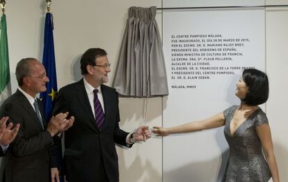 The mayor of Málaga, the Spanish prime minister and the French culture minister at the inauguration of the Málaga Pompidou center.