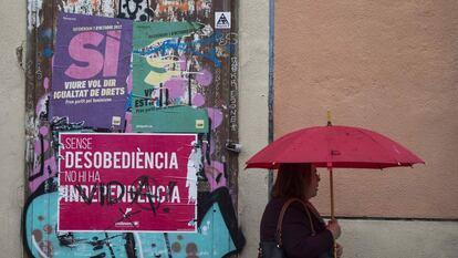 Cartells sobre el referèndum, a Barcelona.