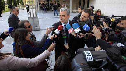 Miguel Ángel Rodríguez rodeado de periodistas tras prestar declaración en los juzgados de Madrid en 2013. 