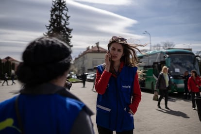 Desde el 24 de febrero, compaginan trabajo y familia con su labor voluntaria. Equipados con un teléfono móvil y un chaleco, decenas de voluntarios y voluntarias recorren las calles de la ciudad de Úzhgorod, situada en la frontera con Eslovaquia, para atender las necesidades humanitarias de cientos de familias, principalmente niños y mujeres llegados del este del país.