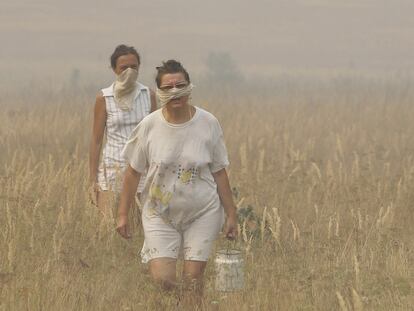 Dos mujeres se alejan de un incendio cerca de la localidad rusa de Polyaki-Maydan, 380 kilómetros al sureste de Moscú.