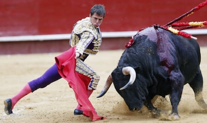 El Juli da un pase a su segundo astado, Confitero.