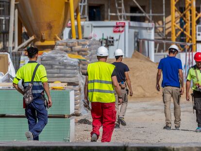 Trabajadores en una obra en Zaragoza (España).