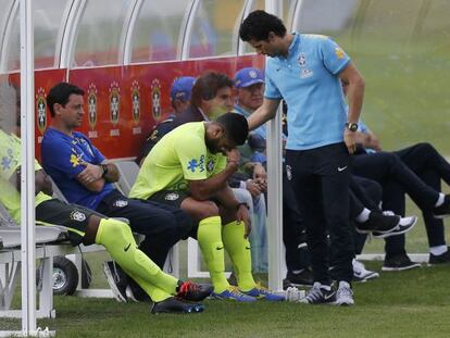 Hulk, lesionado, se lamenta en el banquillo. 