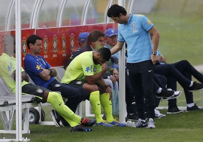 Hulk, lesionado, se lamenta en el banquillo.