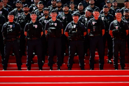 Miembros de la policía francesa posan en la alfombra roja del 75º festival de Cannes.