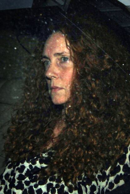 Rebekah Brooks, a su salida de la redacción de <i>News of the World</i> el pasado día 7.