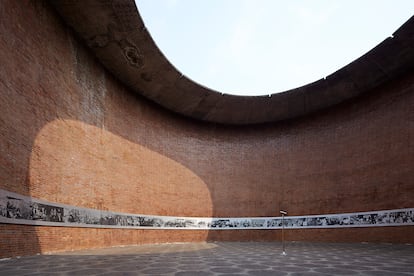 Museo de relojes Jianchuan de Chengdu, China. Los crculos y las cruces dibujan las plantas de este museo, con patio y un culo, levantado con ladrillos rojos para sentir el sonido, la luz y la sombra del tiempo.