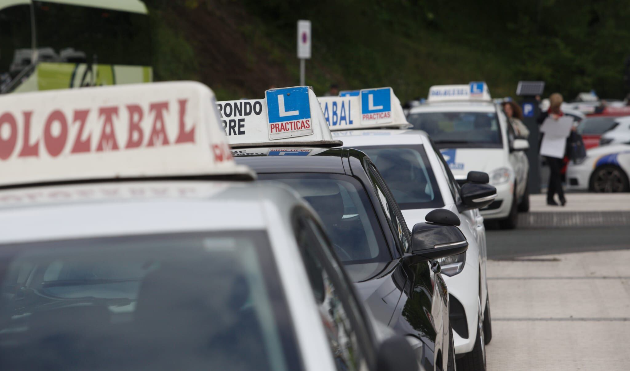 Coches de autoescuelas de Gipuzkoa protestan este miércoles en San Sebastián.