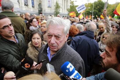 El escritor Mario Vargas Llosa en la concentración de Madrid.