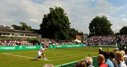 Nadal se agacha para ejecutar un revés cortado el viernes en la exhibición del Hurlingham club. 