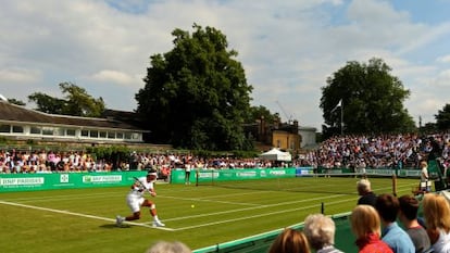 Nadal se agacha para ejecutar un revés cortado el viernes en la exhibición del Hurlingham club.