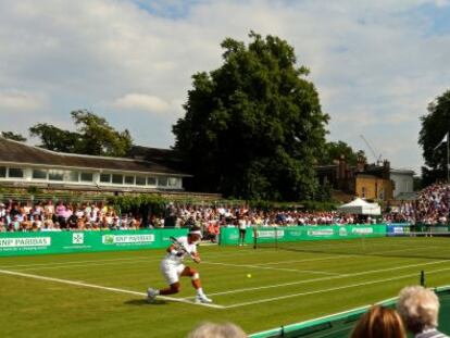 Nadal se agacha para ejecutar un revés cortado el viernes en la exhibición del Hurlingham club. 