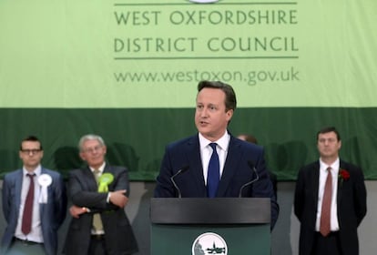 El primer ministro británico, David Cameron, ofrece un discurso en Witney, Oxfordshire, Reino Unido tras conocerse los primeros resultados de las elecciones que le otorgan una amplia mayoría. Cameron destacó que los "tories" han tenido una "noche buena y positiva" al renovar su escaño por la circunscripción inglesa de Witney. Cameron revalidó su puesto de diputado por ese territorio del condado de Oxford, tradicionalmente conservador, con 35.201 votos, muy por delante de su rival laborista, Duncan Enright, que obtuvo 10.046 votos.