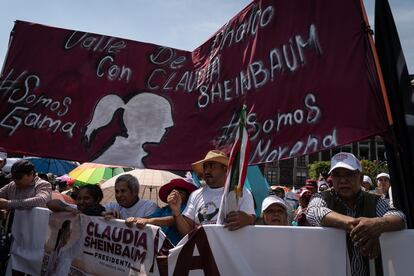 Personas reunidas en el Zócalo llevan pancartas, propaganda y banderas a favor de la exjefa de gobierno de Ciudad de México, Claudia Sheinbaum.