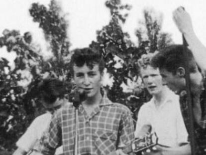 Un adolescente John Lennon lidera su banda The Quarrymen en una imagen de 1957.