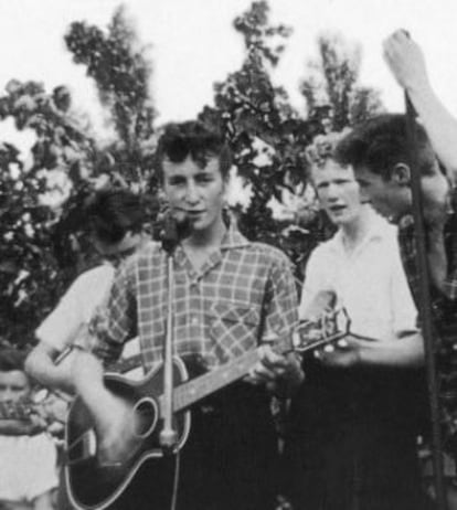 Un adolescente John Lennon lidera su banda The Quarrymen en una imagen de 1957.