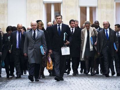 Un grupo de ministros franceses acude a una reuni&oacute;n en Par&iacute;s.