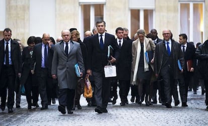 Un grupo de ministros franceses acude a una reuni&oacute;n en Par&iacute;s.