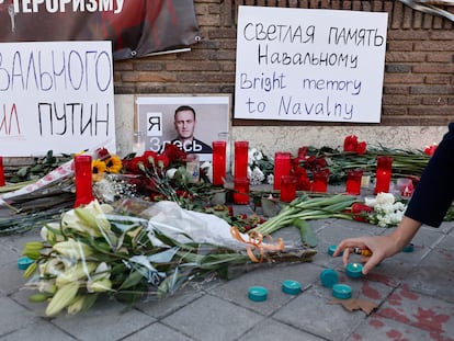 Protesta ante la embajada rusa en Madrid por el asesinato del fallecido líder opositor Alexéi Navalni, la liberación de presos políticos en Rusia y contra la guerra de Ucrania, este sábado en Madrid.