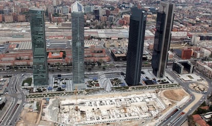 Vista aérea de las cuatro torres de la Castellana y del solar donde se iba a construir el Centro de Convenciones. 