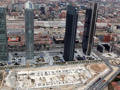Vista aérea de las cuatro torres de la Castellana y del solar donde se iba a construir el Centro de Convenciones. 