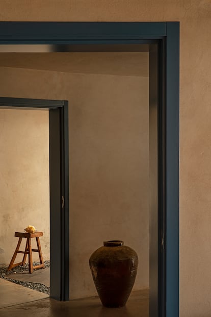 Al igual que en los hogares tradicionales japoneses, hay pocos objetos en la casa. El modelo decoró Casa Sua con piezas que fue comprando en sus viajes por el mundo, como un lavabo antiguo traído de Nueva York o unos dragones chinos que personifican el concepto del yang y de lo masculino. La laja de piedra volcánica es un guiño al entorno natural de Famara.