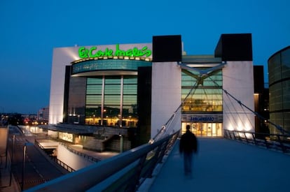 A man walks to El Corte Inglés in Sanchinarro (Madrid).