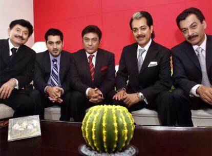 Los Tigres del Norte: Óscar Lara (izquierda), y los cuatro hermanos Luis, Jorge, Hernán y Eduardo Hernández.