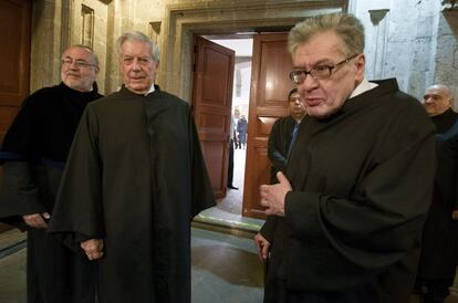 O escritor peruano, Mario Vargas Llosa (c), acompanhado dos escritores mexicanos José Emilio Pacheco (d) e Saltiel Alatriste antes da cerimônia de Doutor Honoris Causa da Universidade Nacional Autônoma do México.