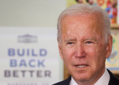 El presidente Biden ante un cartel del proyecto "Build Back Better", en Hartford, Connecticut, el 15 de octubre.