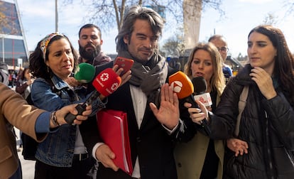 El exdirector general de Coordinación Sociosanitaria de la Comunidad de Madrid, Carlos Mur, a su llegada a declarar en calidad de testigo en los juzgados de la plaza de Castilla en Madrid, el 23 de marzo de 2023.