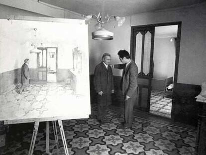 El pintor Antonio López, con su tío Antonio López Torres en Tomelloso en 1973.