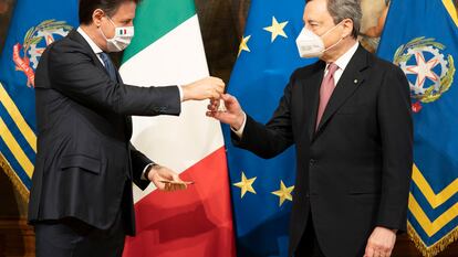 Mario Draghi, el 13 febrero de 2021, recibiendo el testigo como nuevo primer ministro de Giuseppe Conte, en el Palacio Chigi de Roma (Italia).