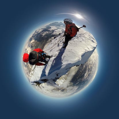 Imagen tomada con un ojo de pez en el Matterhorn (una de las montañas más altas de los Alpes suizos), que forma parte de 'Project 306', el trabajo del especialista en deportes de montaña suizo Mammut, con el que quiere ofrecer una experiencia de escalada virtual al público.