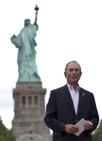 Michael Bloomberg, ante la estatua de la libertad, el día de su reapertura, en julio, tras el huracán Sandy.