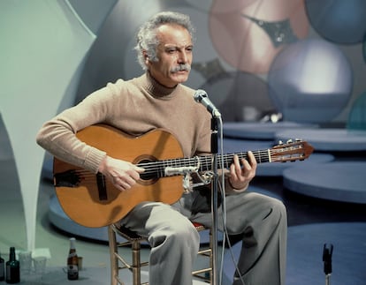 Georges Brassens, en el set de un programa de televisión.