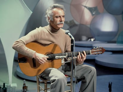 Georges Brassens, en el set de un programa de televisión.