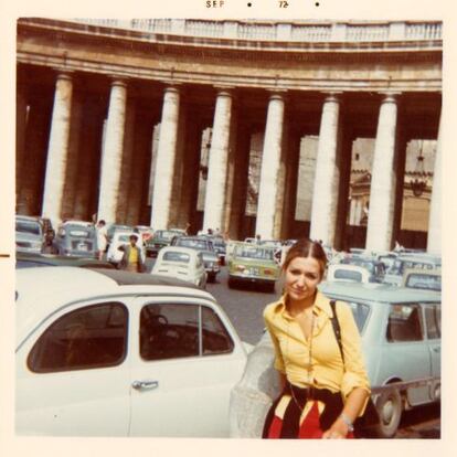 Una mujer posa en la plaza de San Pedro en Roma en 1973.