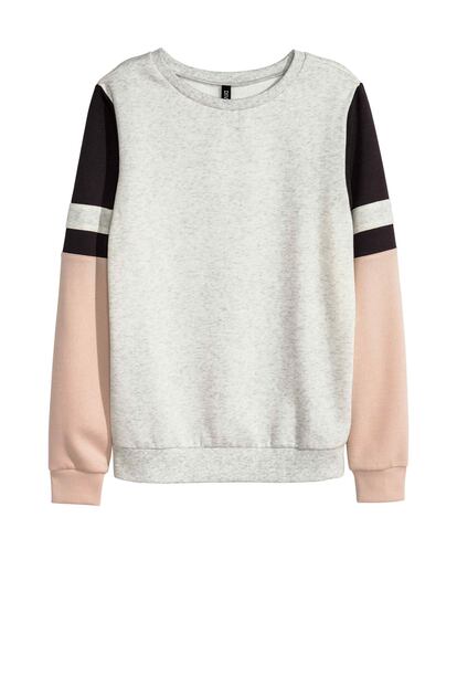 La sudadera gris se renueva con un toque especial en las mangas. Esta es de H&M y cuesta 19,99 euros.