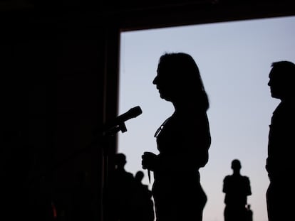 La ministra de Defensa, Margarita Robles, interviene durante su visita al ALA 35 del Ejército del Aire y del Espacio, en la Base Aérea de Getafe, el martes en Getafe (Madrid).