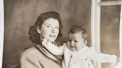 Gertrud Erdstein y su hija en 1946.